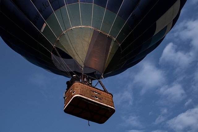 Elevate Love: Romantic Sunrise Ballooning in Dubai