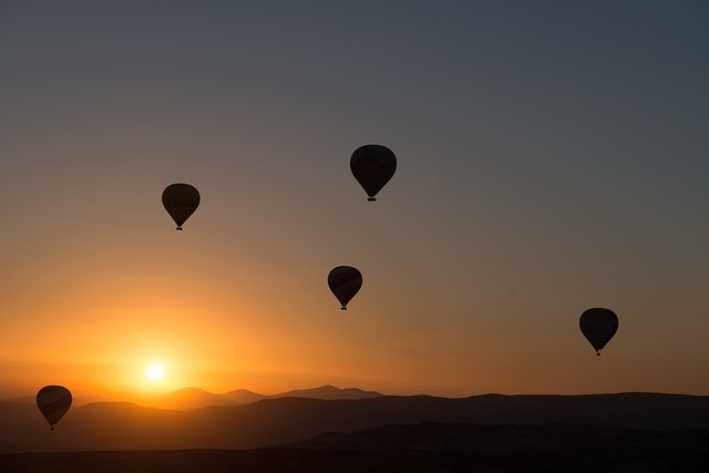 Couples’ Dawn Delight: Enchanting Hot Air Balloon Rides in Dubai