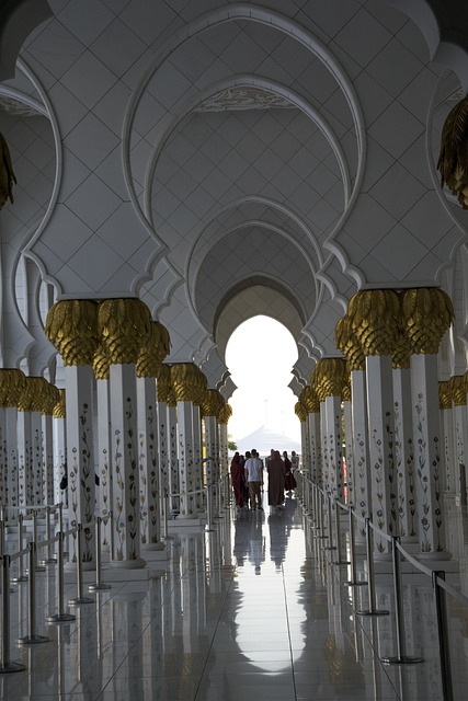 Explore Abu Dhabi’s Sheikh Zayed Mosque: An Iconic Cultural Tour