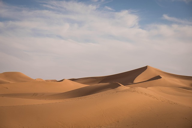 Dubai’s Heavenly Dawn: Hot Air Balloon Ride Above Golden Sands