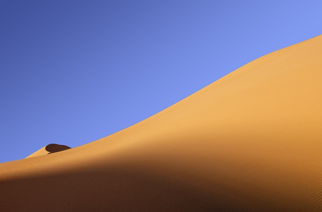 desert-balloon-640x480-54897086.jpeg