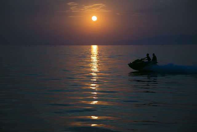 jet-ski-640x480-69118857.jpeg