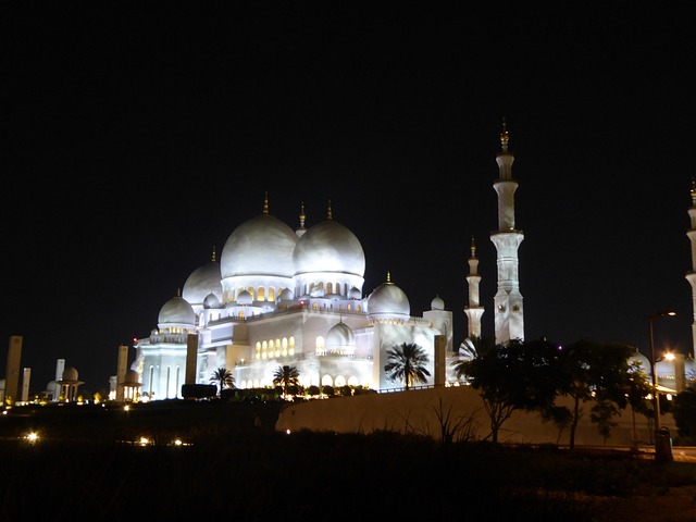 Discovering Abu Dhabi’s Grand Mosque: Tour Guide and Beyond