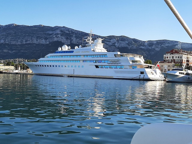 luxury yacht charter