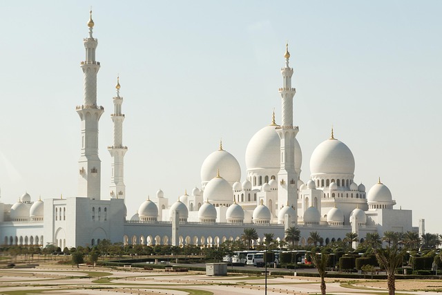 Unveiling Abu Dhabi’s Sheikh Zayed Mosque: A Day Tour of Heritage