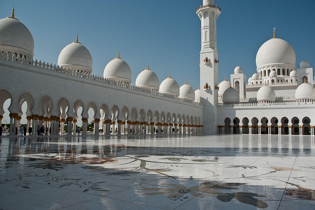 Discovering Abu Dhabi’s Iconic Sheikh Zayed Mosque on a Day Tour