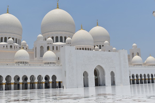 Discovering Abu Dhabi’s Sheikh Zayed Mosque: A Cultural Immersion Journey