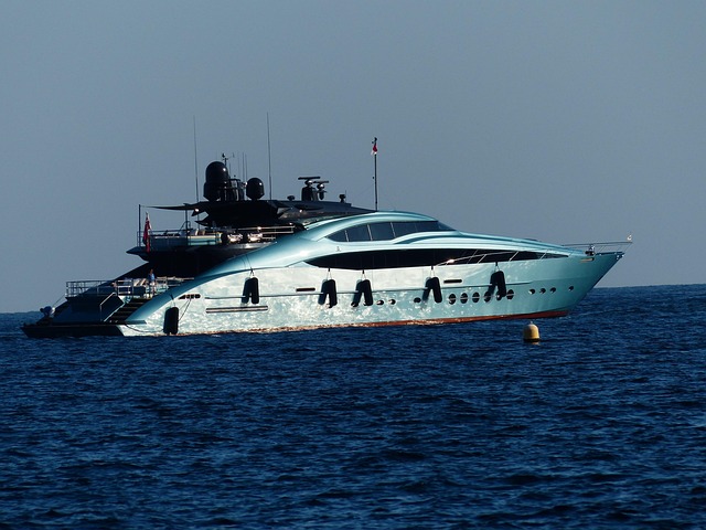 luxury-yacht-640x480-97775360.jpeg