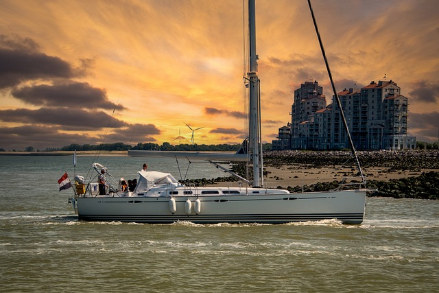 luxury-boat-640x480-27412194.jpeg