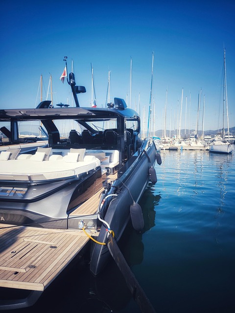 luxury-boat-640x480-89782888.jpeg