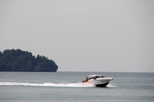 luxury-yacht-rental-640x480-68365124.jpeg