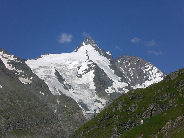 mountain-tour-640x480-28693791.jpeg