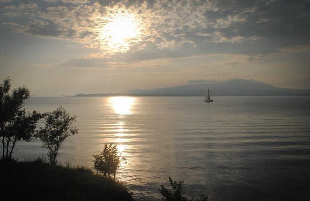 yacht-640x480-11714359.jpeg
