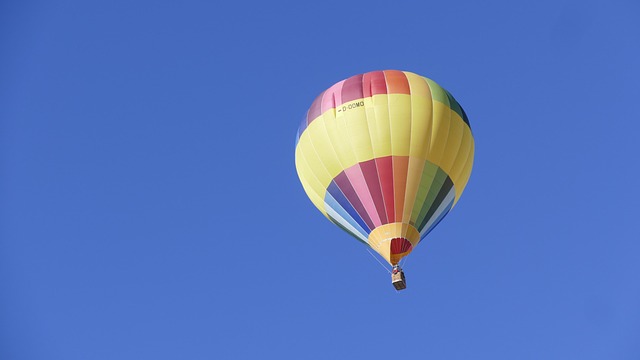Experience Private Desert Vistas: Expert Sunrise Hot Air Balloon Rides in Dubai